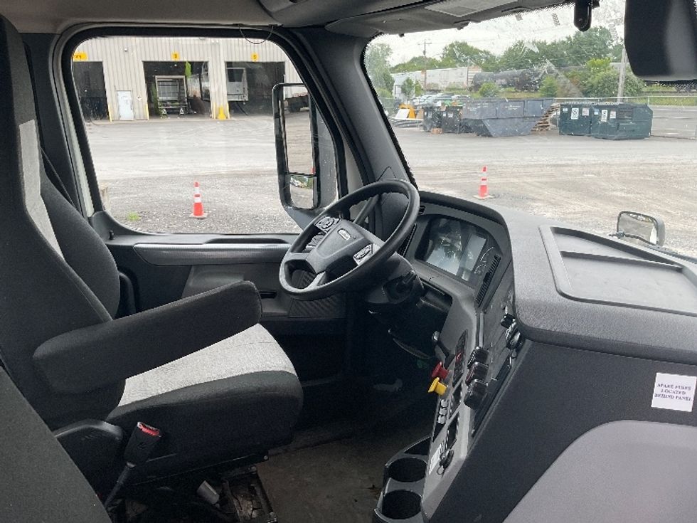 Day Cab Tractor-Heavy Duty Tractors-Freightliner-2018-T12664ST-Minoa-NY-453,945\n\t\tmiles-$ 41,250 - Image 14