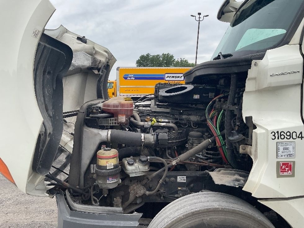 Day Cab Tractor-Heavy Duty Tractors-Freightliner-2018-T12664ST-Minoa-NY-453,945\n\t\tmiles-$ 41,250 - Image 16