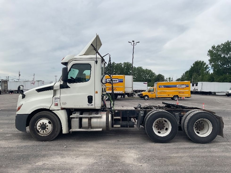 Day Cab Tractor-Heavy Duty Tractors-Freightliner-2018-T12664ST-Minoa-NY-453,945\n\t\tmiles-$ 41,250 - Image 4