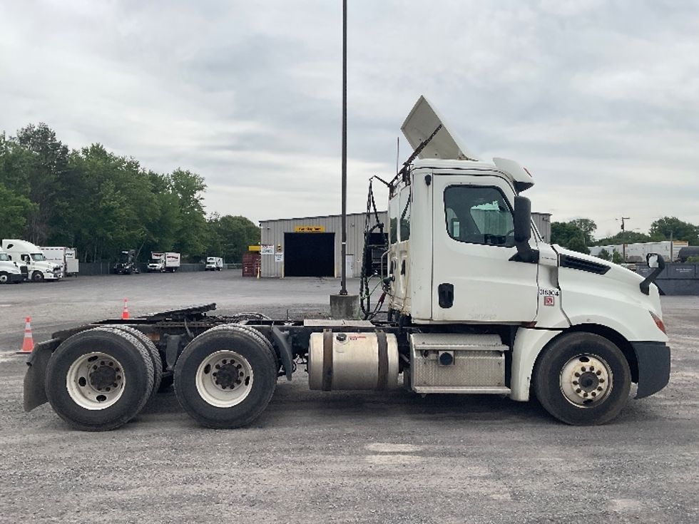 Day Cab Tractor-Heavy Duty Tractors-Freightliner-2018-T12664ST-Minoa-NY-453,945\n\t\tmiles-$ 41,250 - Image 8
