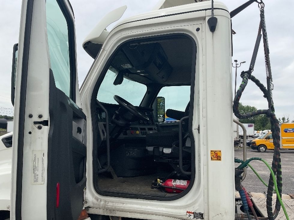 Day Cab Tractor-Heavy Duty Tractors-Freightliner-2018-T12664ST-Minoa-NY-453,945\n\t\tmiles-$ 41,250 - Image 9