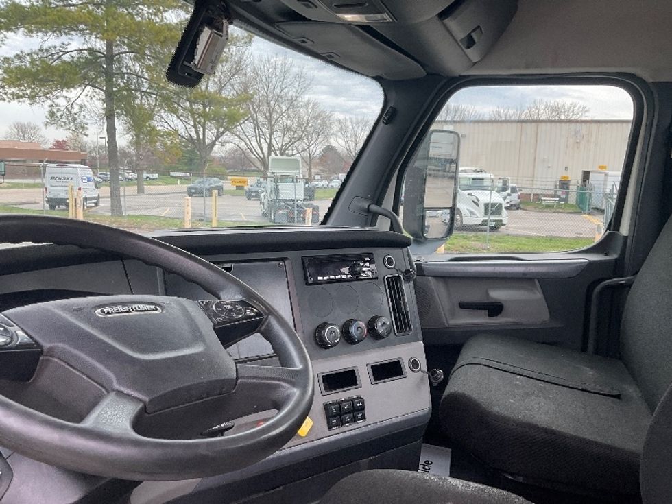 Day Cab Tractor-Heavy Duty Tractors-Freightliner-2018-T12664ST-Moberly-MO-347,061\n\t\tmiles-$ 48,000 - Image 10