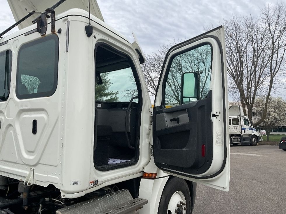 Day Cab Tractor-Heavy Duty Tractors-Freightliner-2018-T12664ST-Moberly-MO-347,061\n\t\tmiles-$ 48,000 - Image 12