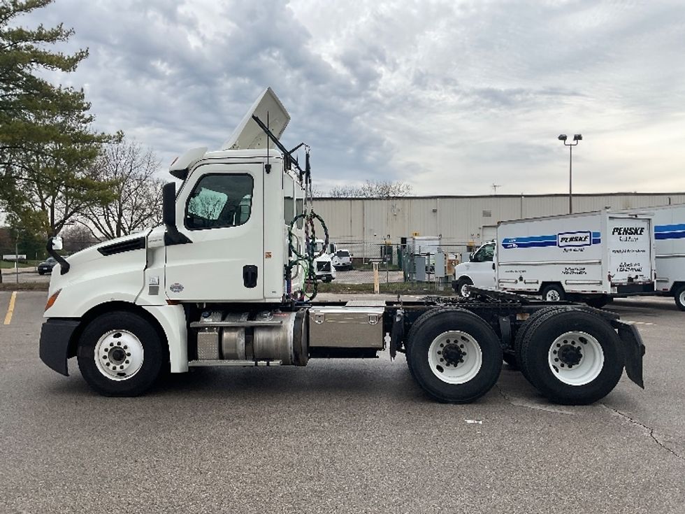 Day Cab Tractor-Heavy Duty Tractors-Freightliner-2018-T12664ST-Moberly-MO-347,061\n\t\tmiles-$ 48,000 - Image 4