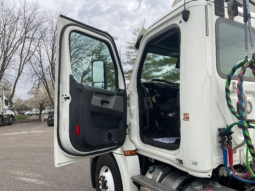 Day Cab Tractor-Heavy Duty Tractors-Freightliner-2018-T12664ST-Moberly-MO-347,061\n\t\tmiles-$ 48,000 - Image 9