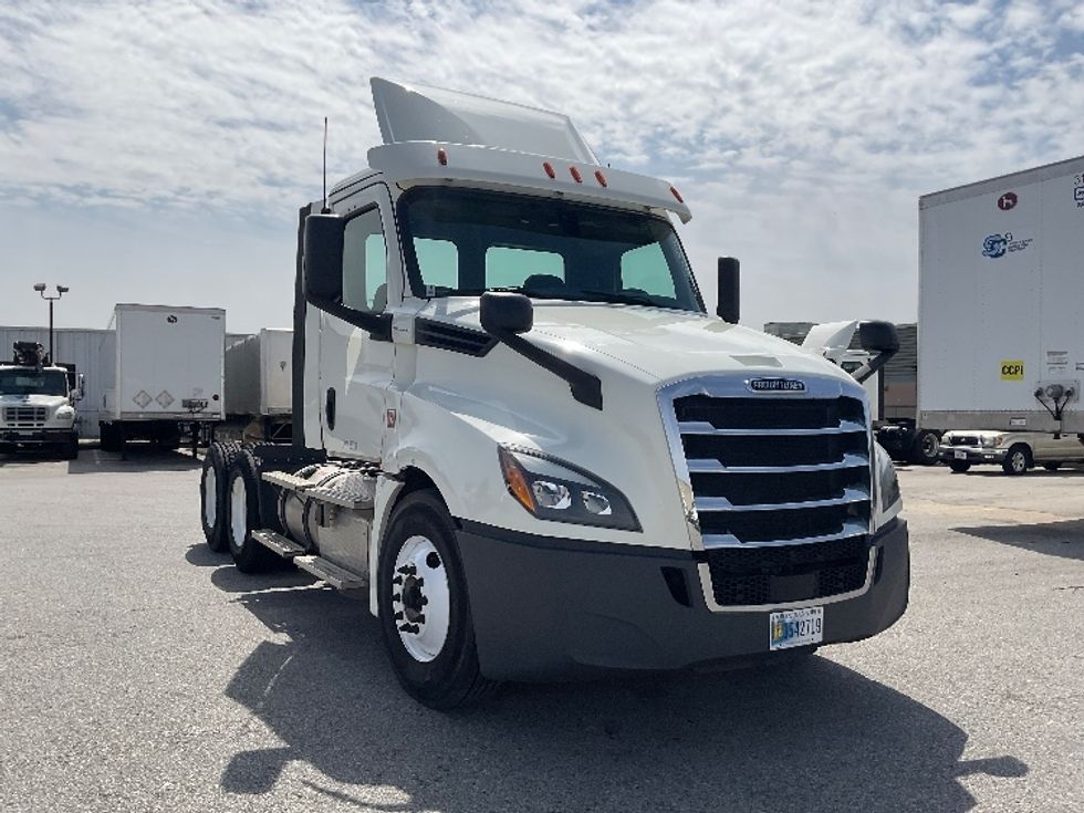Day Cab Tractor-Heavy Duty Tractors-Freightliner-2018-T12664ST-Moberly-MO-395,914\n\t\tmiles-$ 45,500 - Image 1