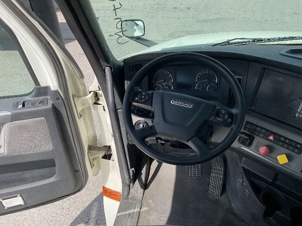 Day Cab Tractor-Heavy Duty Tractors-Freightliner-2018-T12664ST-Moberly-MO-395,914\n\t\tmiles-$ 45,500 - Image 11