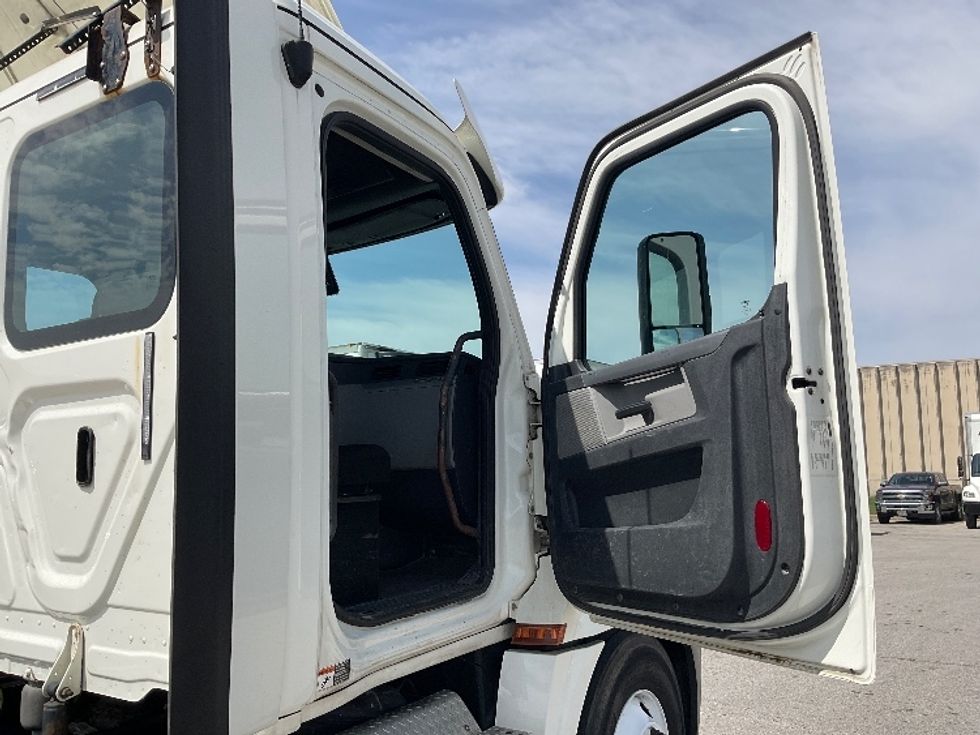 Day Cab Tractor-Heavy Duty Tractors-Freightliner-2018-T12664ST-Moberly-MO-395,914\n\t\tmiles-$ 45,500 - Image 12