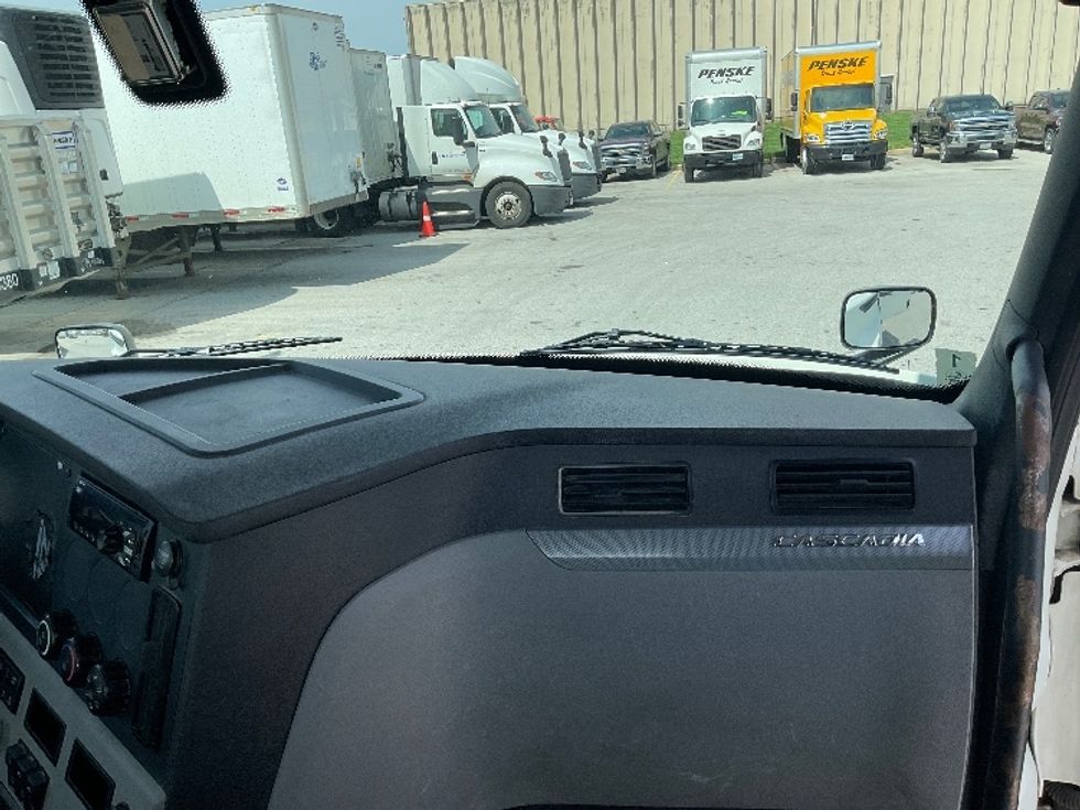 Day Cab Tractor-Heavy Duty Tractors-Freightliner-2018-T12664ST-Moberly-MO-395,914\n\t\tmiles-$ 45,500 - Image 13