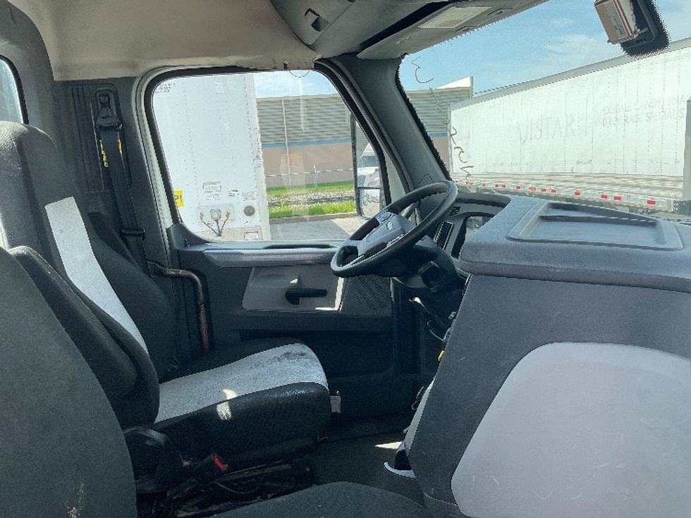 Day Cab Tractor-Heavy Duty Tractors-Freightliner-2018-T12664ST-Moberly-MO-395,914\n\t\tmiles-$ 45,500 - Image 14
