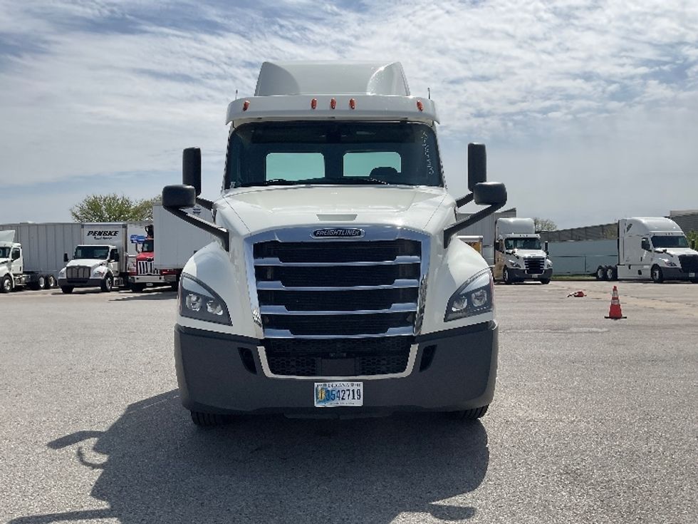 Day Cab Tractor-Heavy Duty Tractors-Freightliner-2018-T12664ST-Moberly-MO-395,914\n\t\tmiles-$ 45,500 - Image 2