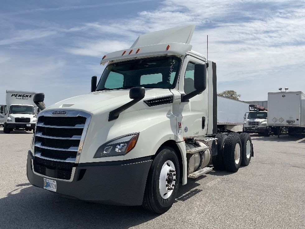 Day Cab Tractor-Heavy Duty Tractors-Freightliner-2018-T12664ST-Moberly-MO-395,914\n\t\tmiles-$ 45,500 - Image 3
