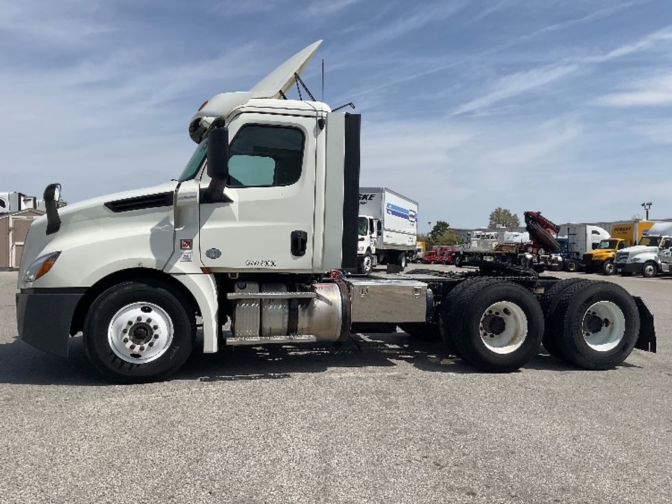 Day Cab Tractor-Heavy Duty Tractors-Freightliner-2018-T12664ST-Moberly-MO-395,914\n\t\tmiles-$ 45,500 - Image 4