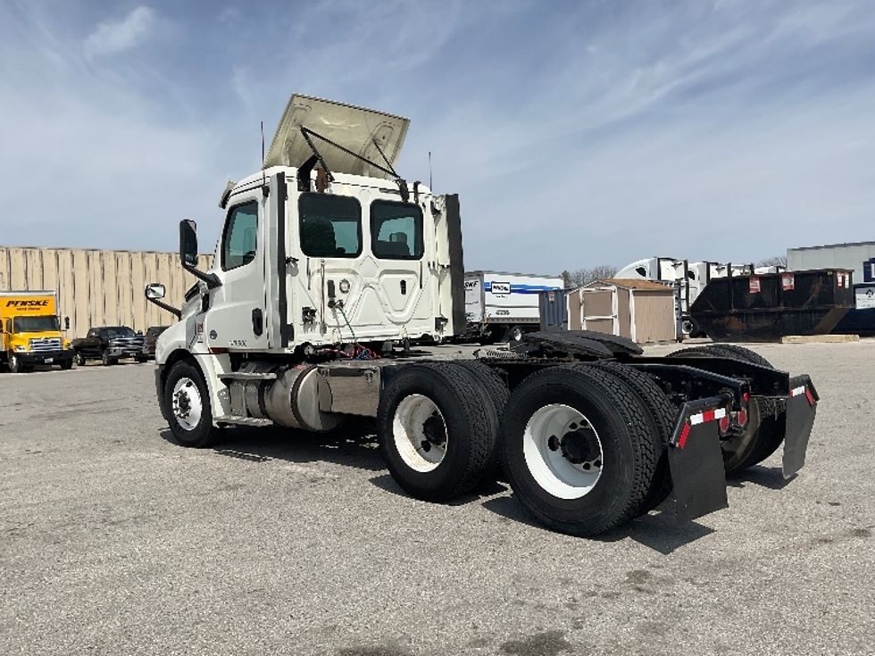 Day Cab Tractor-Heavy Duty Tractors-Freightliner-2018-T12664ST-Moberly-MO-395,914\n\t\tmiles-$ 45,500 - Image 5