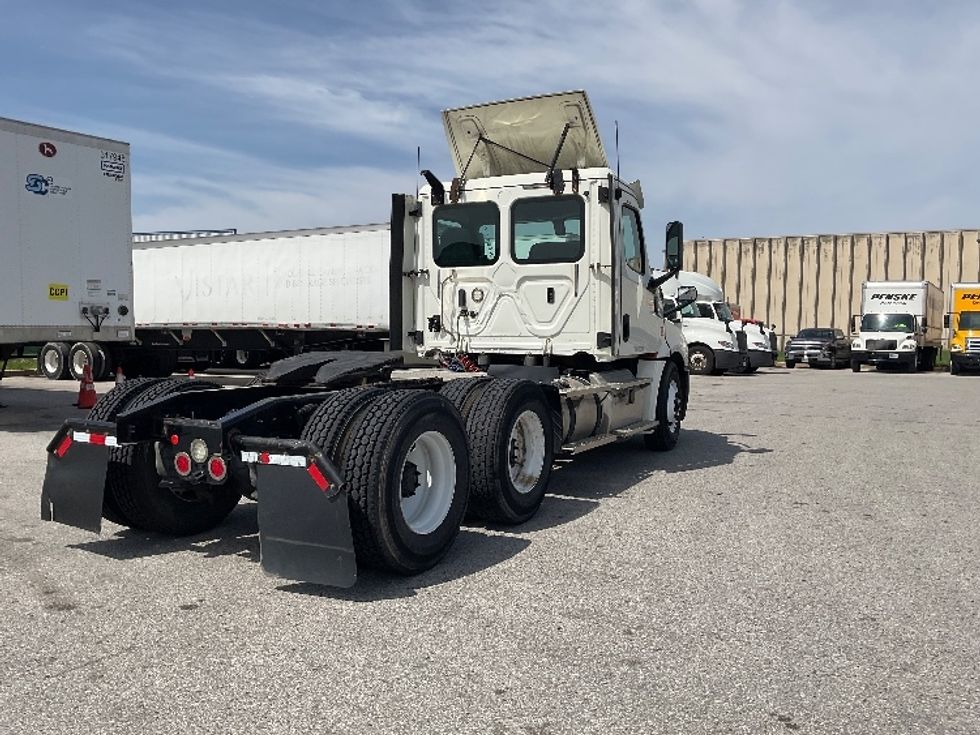 Day Cab Tractor-Heavy Duty Tractors-Freightliner-2018-T12664ST-Moberly-MO-395,914\n\t\tmiles-$ 45,500 - Image 7