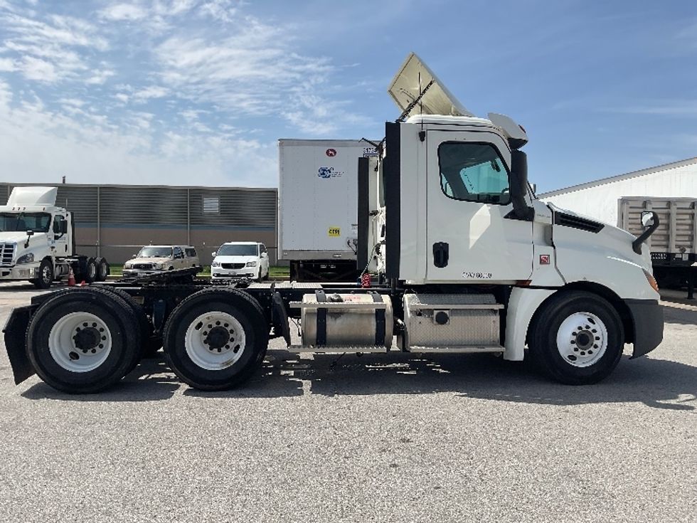Day Cab Tractor-Heavy Duty Tractors-Freightliner-2018-T12664ST-Moberly-MO-395,914\n\t\tmiles-$ 45,500 - Image 8