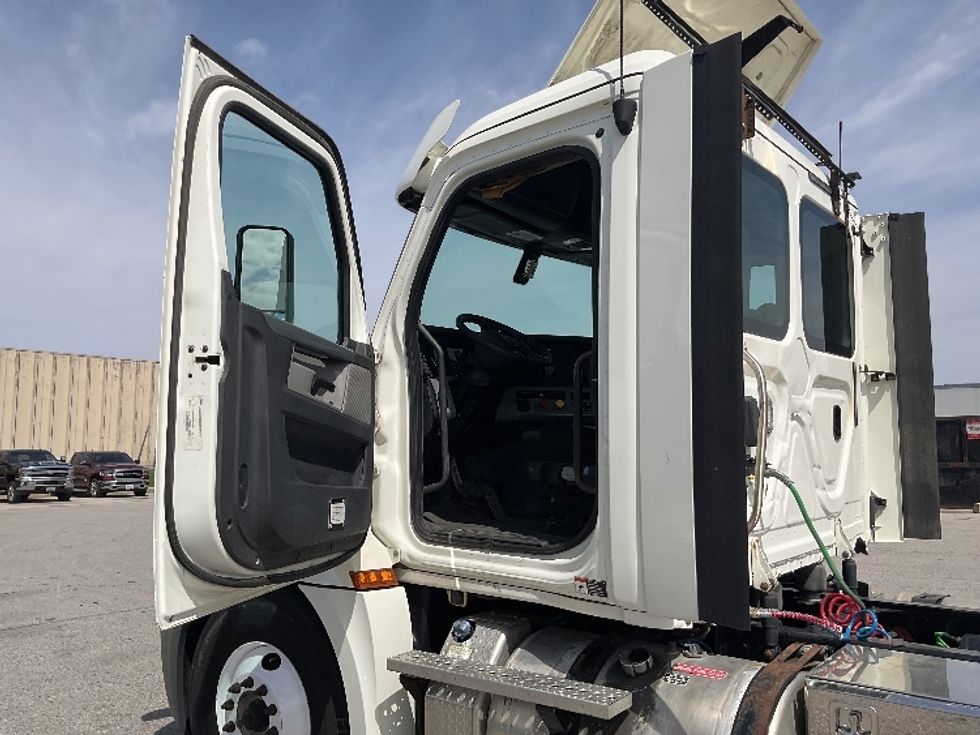 Day Cab Tractor-Heavy Duty Tractors-Freightliner-2018-T12664ST-Moberly-MO-395,914\n\t\tmiles-$ 45,500 - Image 9