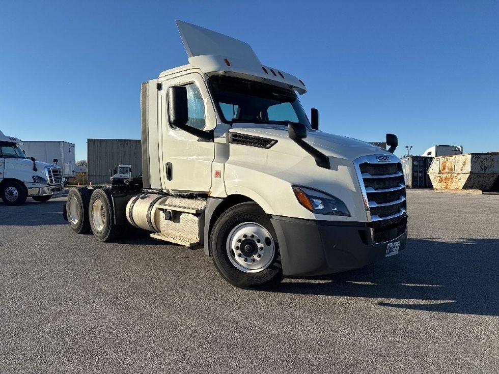 Day Cab Tractor-Heavy Duty Tractors-Freightliner-2018-T12664ST-Moberly-MO-431,113\n\t\tmiles-$ 48,750 - Image 1
