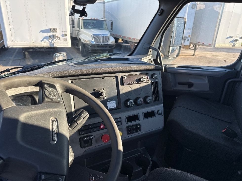 Day Cab Tractor-Heavy Duty Tractors-Freightliner-2018-T12664ST-Moberly-MO-431,113\n\t\tmiles-$ 48,750 - Image 10