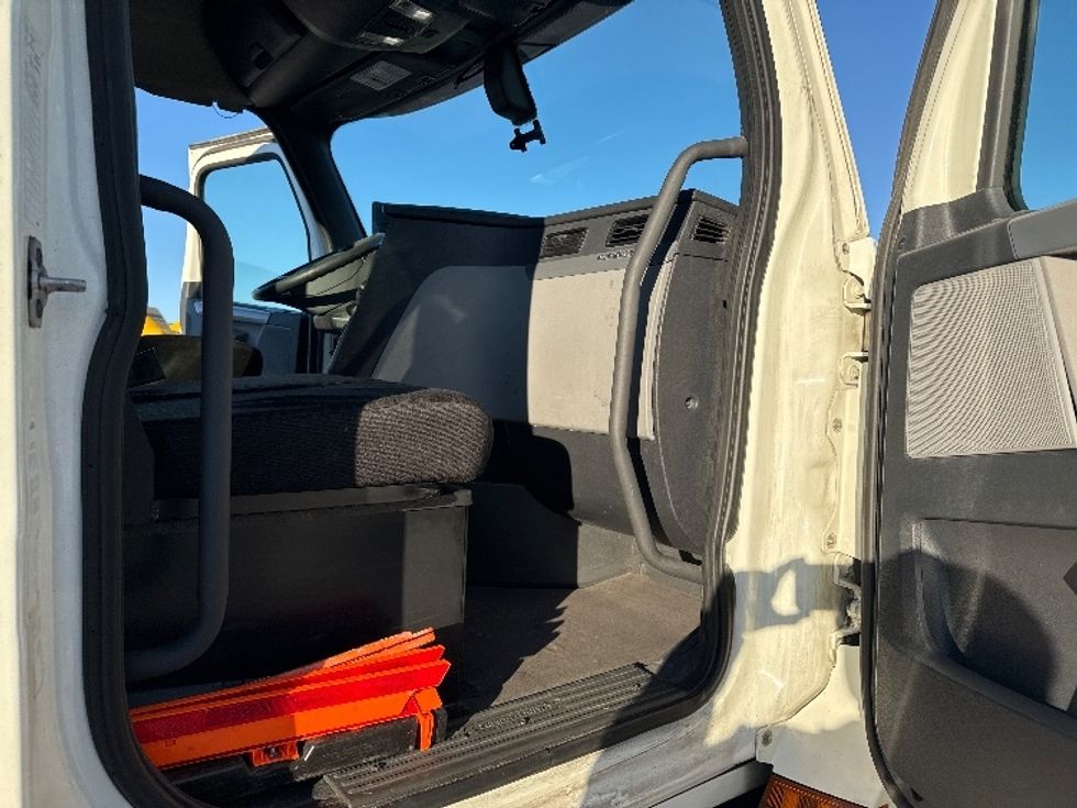 Day Cab Tractor-Heavy Duty Tractors-Freightliner-2018-T12664ST-Moberly-MO-431,113\n\t\tmiles-$ 48,750 - Image 12