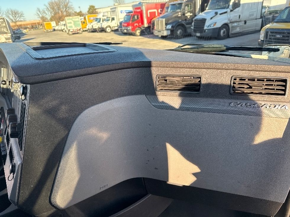 Day Cab Tractor-Heavy Duty Tractors-Freightliner-2018-T12664ST-Moberly-MO-431,113\n\t\tmiles-$ 48,750 - Image 13