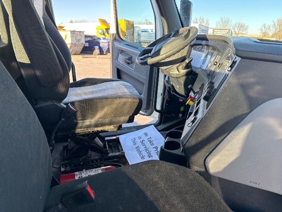 Day Cab Tractor-Heavy Duty Tractors-Freightliner-2018-T12664ST-Moberly-MO-431,113\n\t\tmiles-$ 48,750 - Image 14