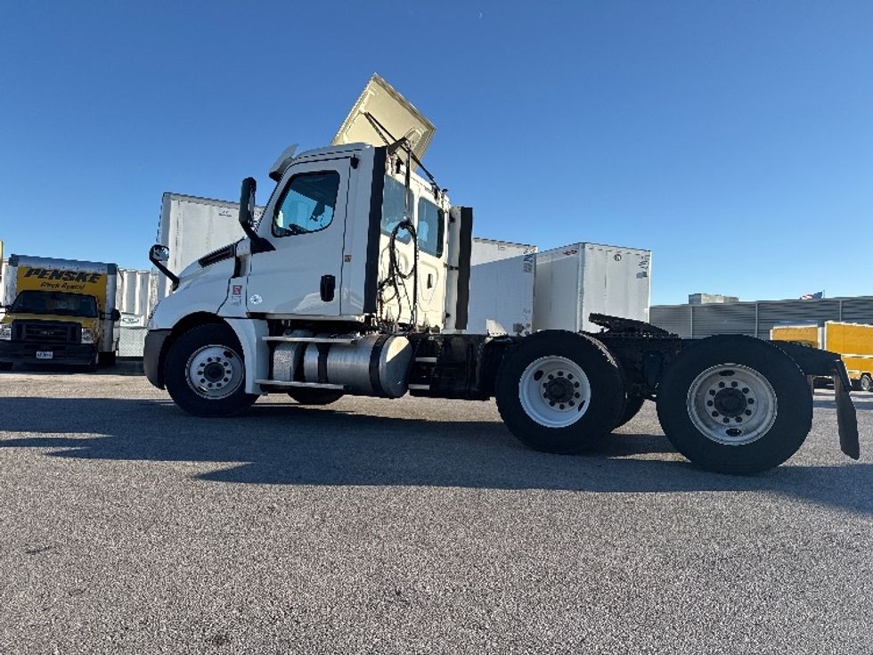Day Cab Tractor-Heavy Duty Tractors-Freightliner-2018-T12664ST-Moberly-MO-431,113\n\t\tmiles-$ 48,750 - Image 4