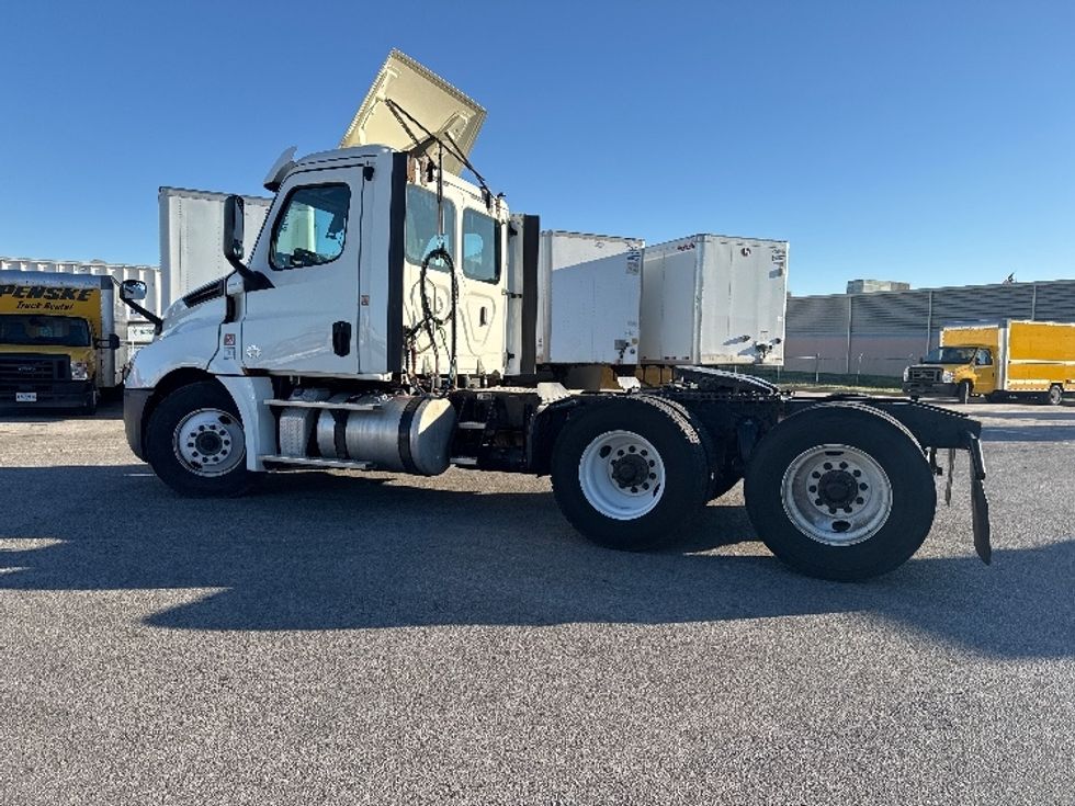 Day Cab Tractor-Heavy Duty Tractors-Freightliner-2018-T12664ST-Moberly-MO-431,113\n\t\tmiles-$ 48,750 - Image 5