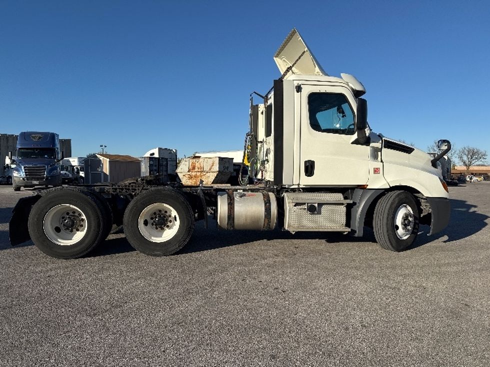 Day Cab Tractor-Heavy Duty Tractors-Freightliner-2018-T12664ST-Moberly-MO-431,113\n\t\tmiles-$ 48,750 - Image 8
