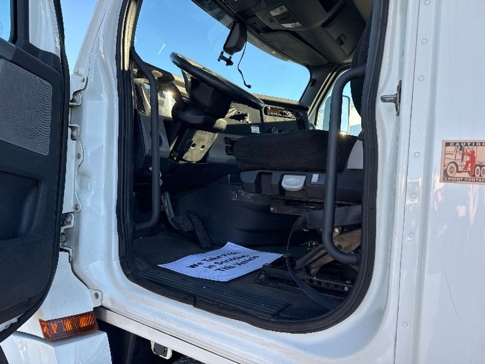 Day Cab Tractor-Heavy Duty Tractors-Freightliner-2018-T12664ST-Moberly-MO-431,113\n\t\tmiles-$ 48,750 - Image 9