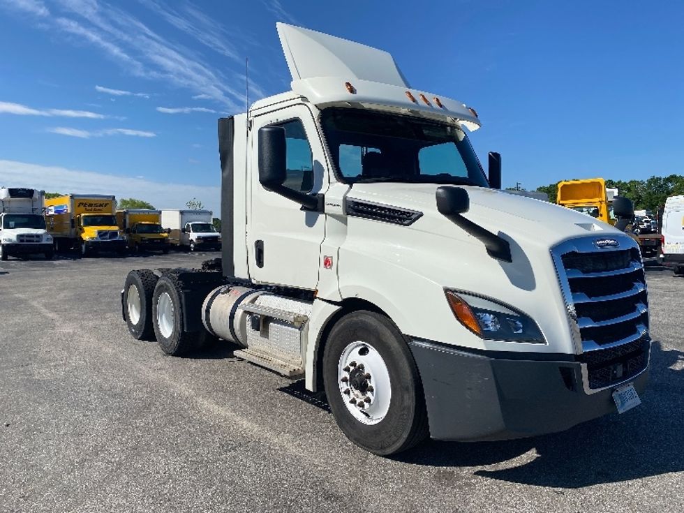 Day Cab Tractor-Heavy Duty Tractors-Freightliner-2018-T12664ST-Mobile-AL-315,193\n\t\tmiles-$ 55,250 - Image 1