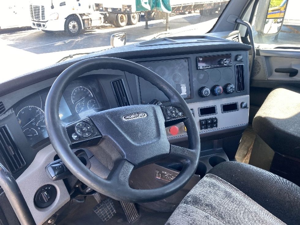 Day Cab Tractor-Heavy Duty Tractors-Freightliner-2018-T12664ST-Mobile-AL-315,193\n\t\tmiles-$ 55,250 - Image 10