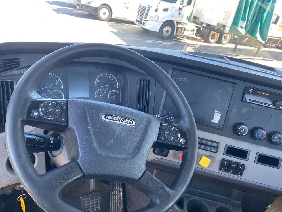 Day Cab Tractor-Heavy Duty Tractors-Freightliner-2018-T12664ST-Mobile-AL-315,193\n\t\tmiles-$ 55,250 - Image 11