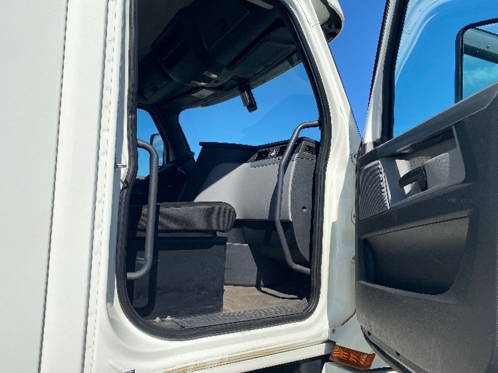 Day Cab Tractor-Heavy Duty Tractors-Freightliner-2018-T12664ST-Mobile-AL-315,193\n\t\tmiles-$ 55,250 - Image 12