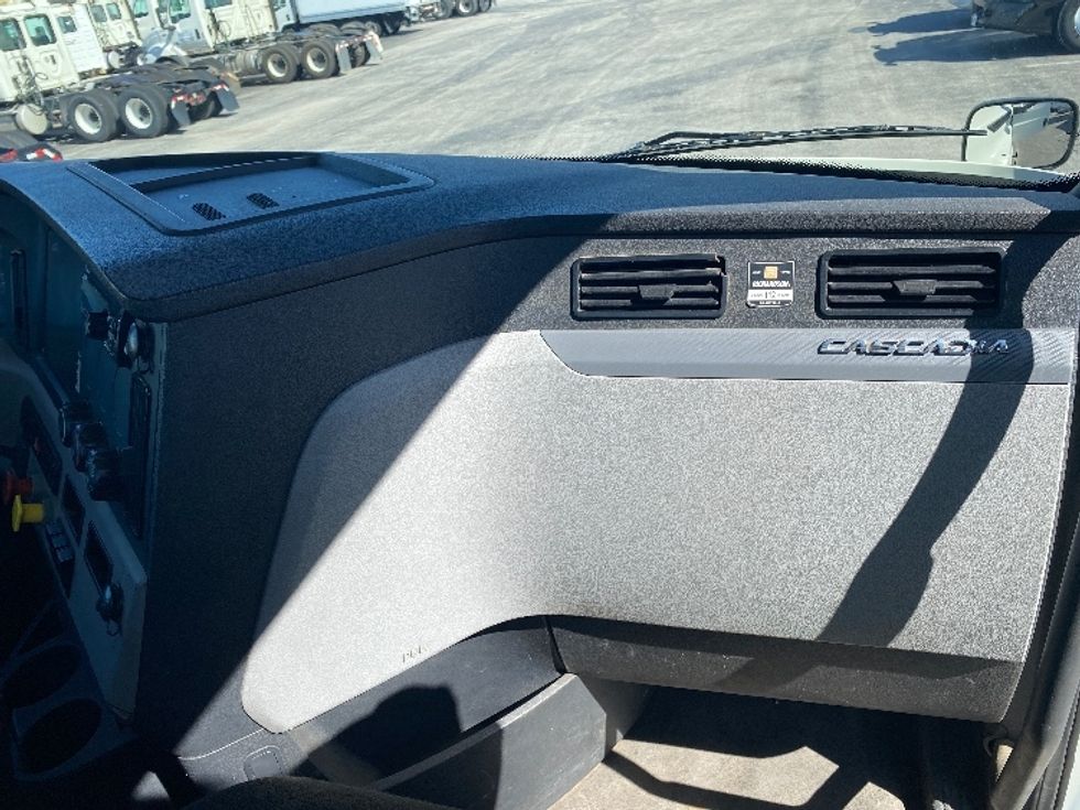 Day Cab Tractor-Heavy Duty Tractors-Freightliner-2018-T12664ST-Mobile-AL-315,193\n\t\tmiles-$ 55,250 - Image 13