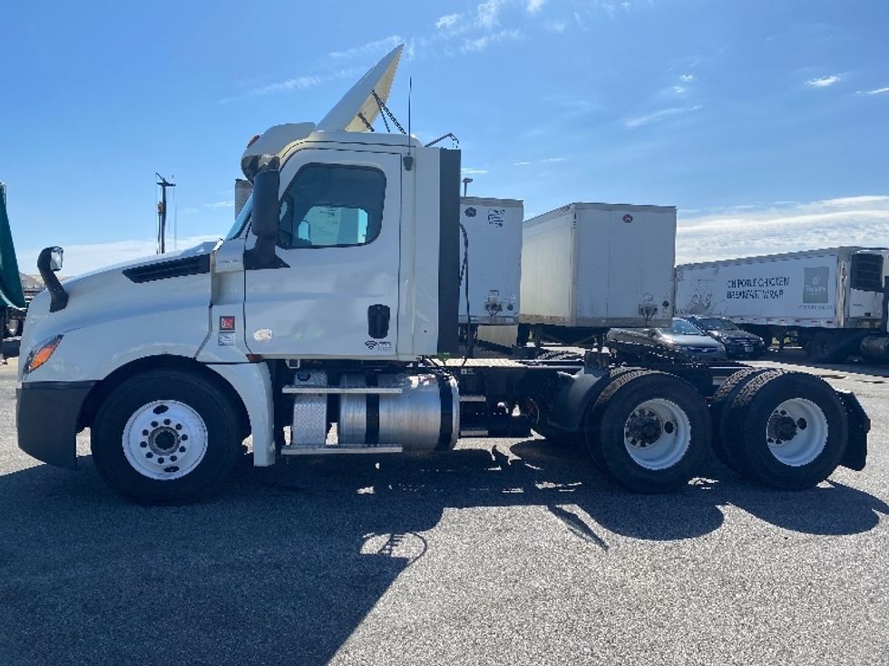 Day Cab Tractor-Heavy Duty Tractors-Freightliner-2018-T12664ST-Mobile-AL-315,193\n\t\tmiles-$ 55,250 - Image 4