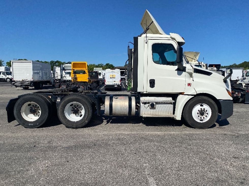Day Cab Tractor-Heavy Duty Tractors-Freightliner-2018-T12664ST-Mobile-AL-315,193\n\t\tmiles-$ 55,250 - Image 8
