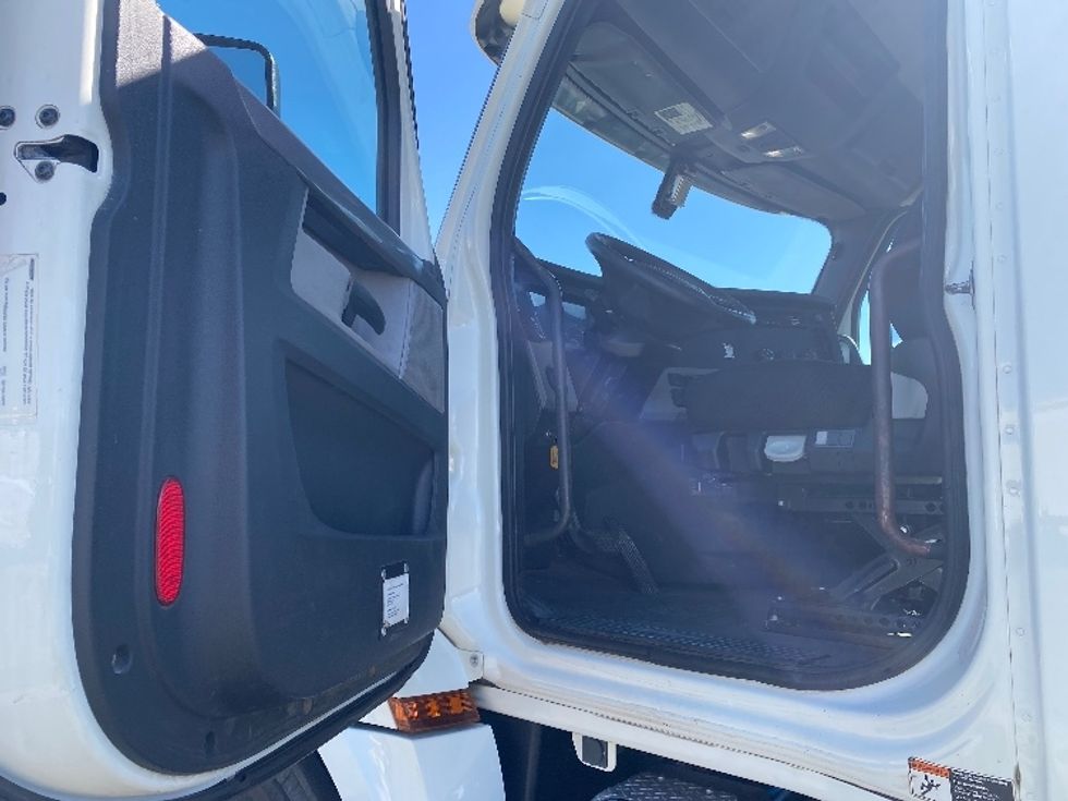 Day Cab Tractor-Heavy Duty Tractors-Freightliner-2018-T12664ST-Mobile-AL-315,193\n\t\tmiles-$ 55,250 - Image 9