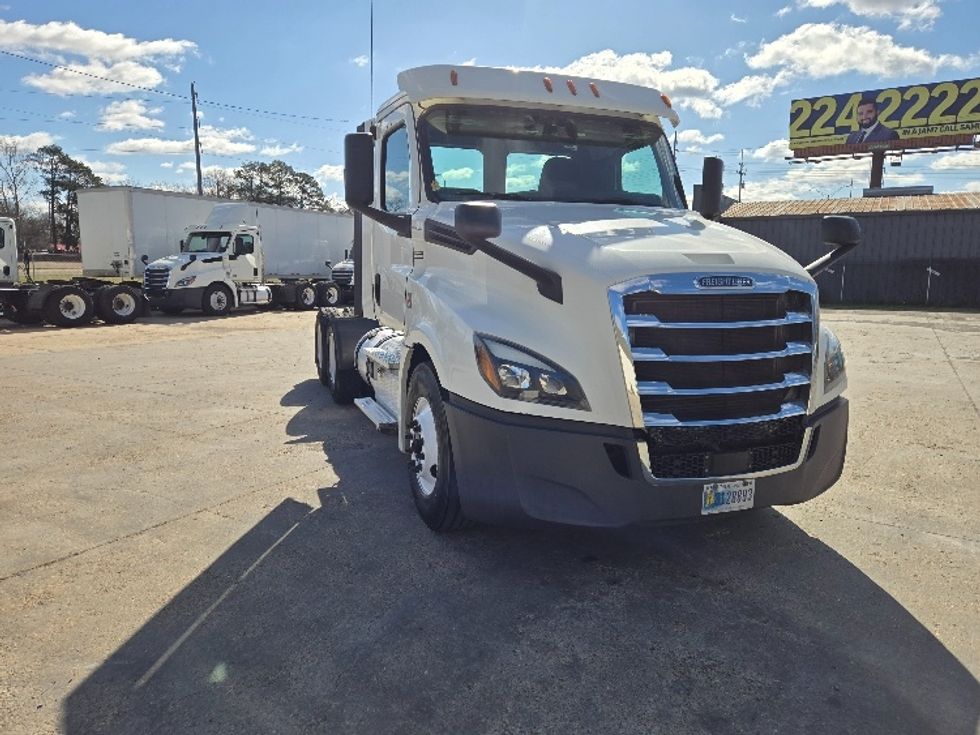 Day Cab Tractor-Heavy Duty Tractors-Freightliner-2018-T12664ST-Monroe-LA-455,028\n\t\tmiles-$ 44,500 - Image 1