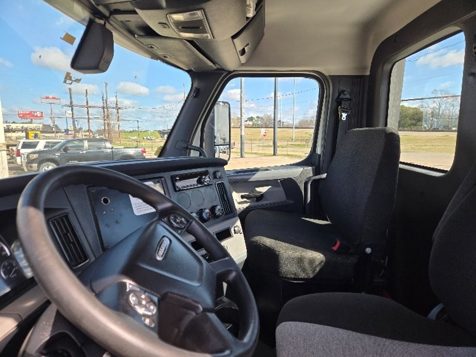 Day Cab Tractor-Heavy Duty Tractors-Freightliner-2018-T12664ST-Monroe-LA-455,028\n\t\tmiles-$ 44,500 - Image 10