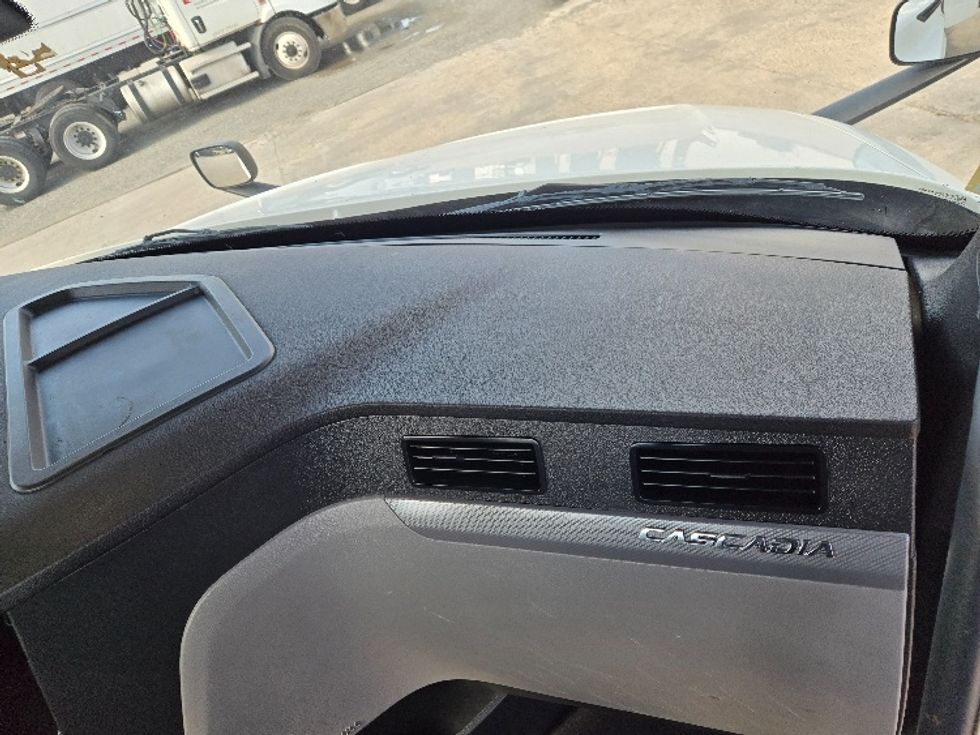 Day Cab Tractor-Heavy Duty Tractors-Freightliner-2018-T12664ST-Monroe-LA-455,028\n\t\tmiles-$ 44,500 - Image 13