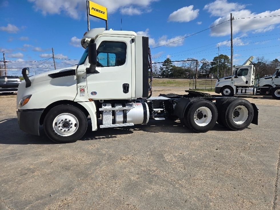 Day Cab Tractor-Heavy Duty Tractors-Freightliner-2018-T12664ST-Monroe-LA-455,028\n\t\tmiles-$ 44,500 - Image 4