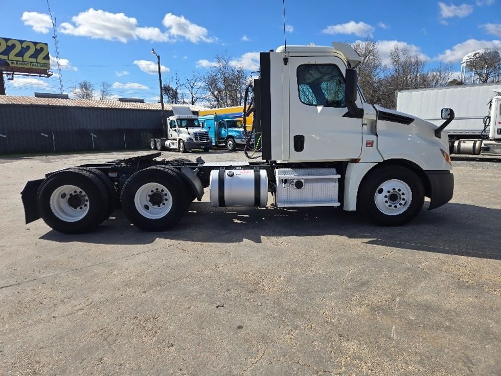 Day Cab Tractor-Heavy Duty Tractors-Freightliner-2018-T12664ST-Monroe-LA-455,028\n\t\tmiles-$ 44,500 - Image 8
