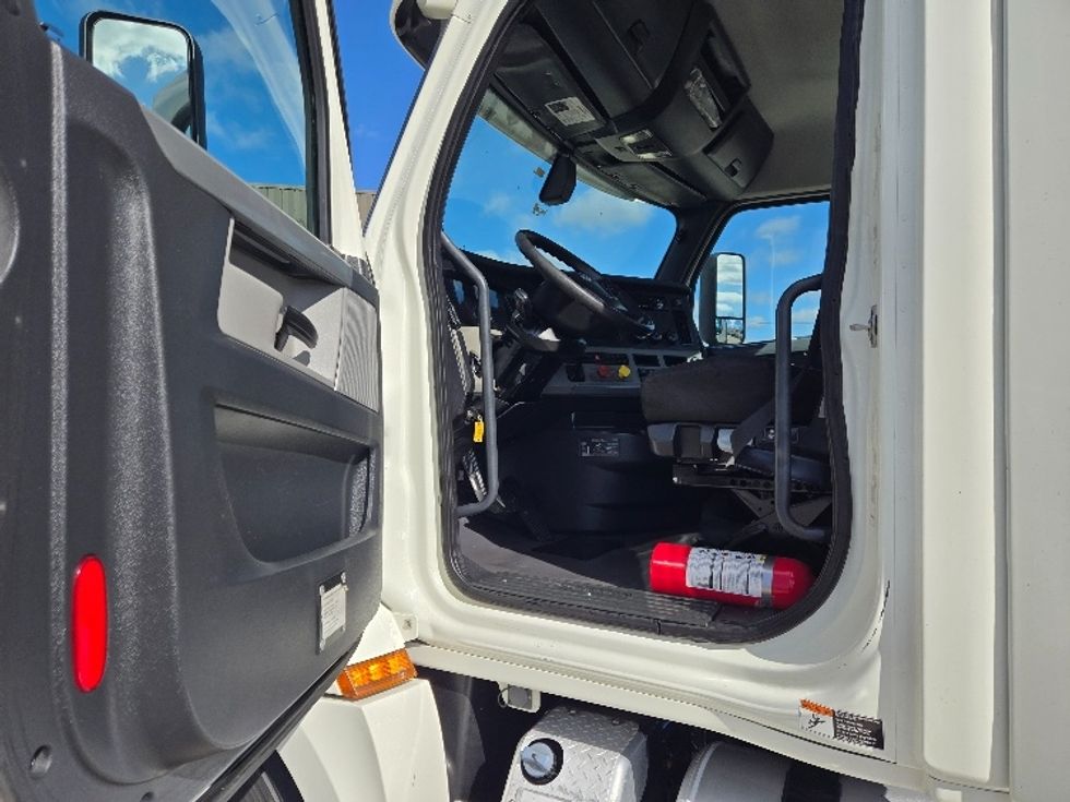 Day Cab Tractor-Heavy Duty Tractors-Freightliner-2018-T12664ST-Monroe-LA-455,028\n\t\tmiles-$ 44,500 - Image 9