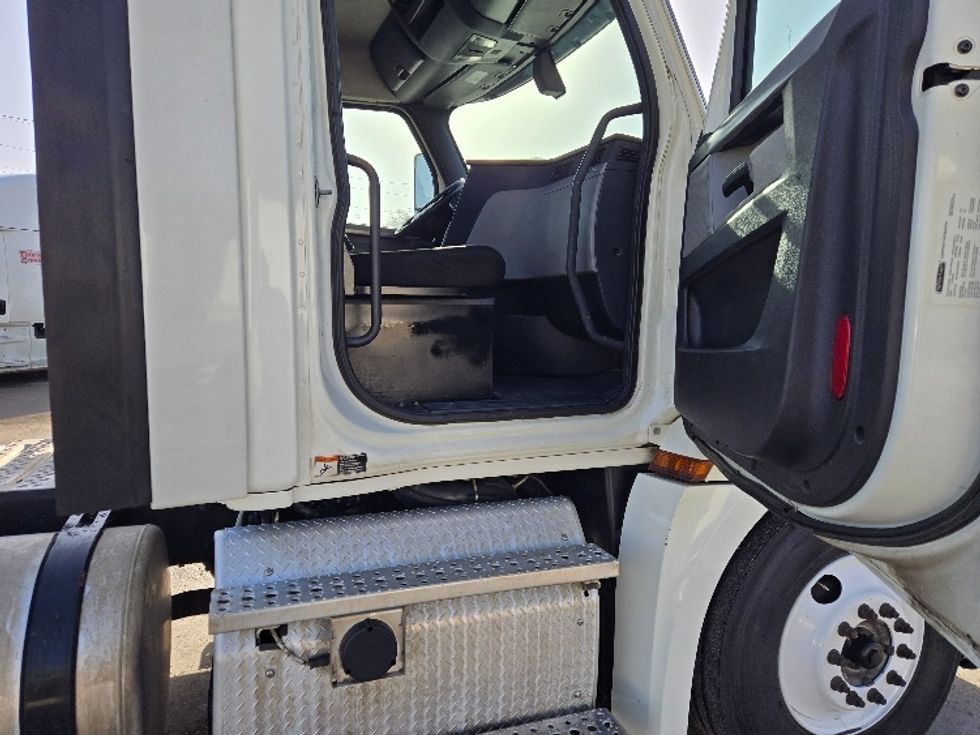 Day Cab Tractor-Heavy Duty Tractors-Freightliner-2018-T12664ST-Monroe-LA-488,962\n\t\tmiles-$ 45,250 - Image 12