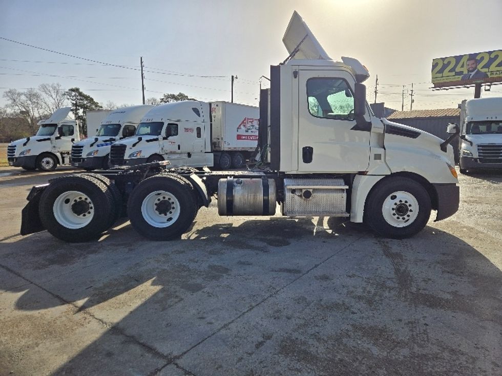 Day Cab Tractor-Heavy Duty Tractors-Freightliner-2018-T12664ST-Monroe-LA-488,962\n\t\tmiles-$ 45,250 - Image 8