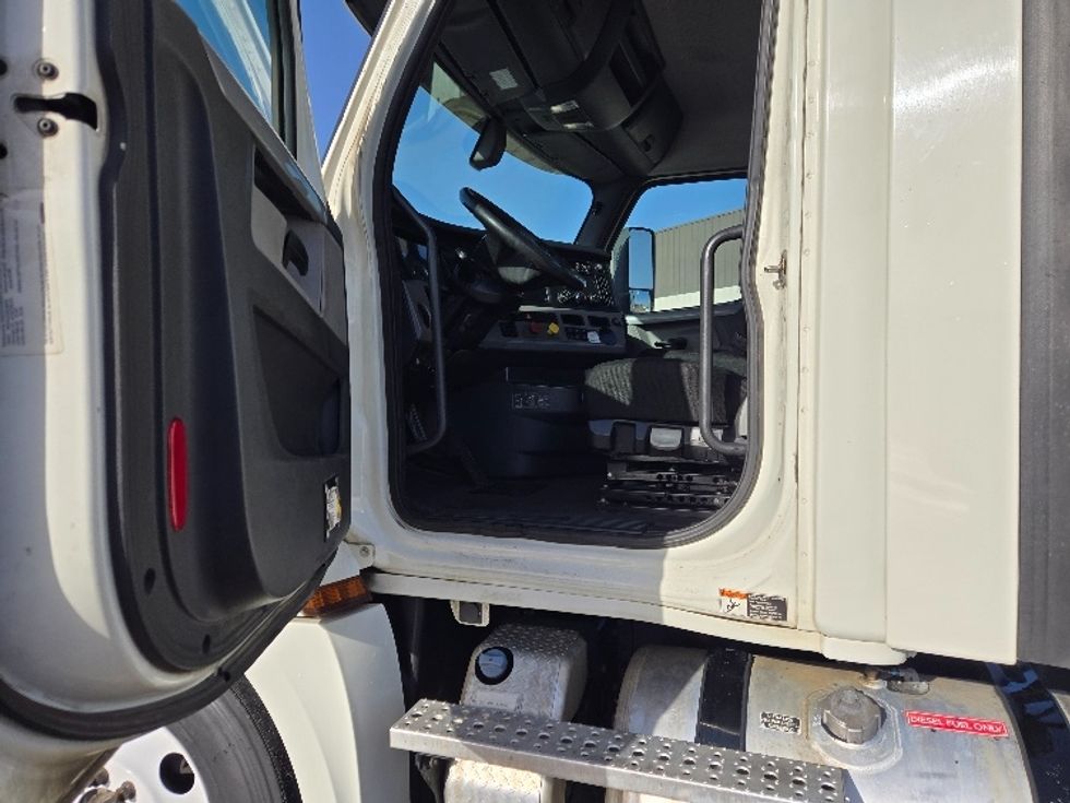 Day Cab Tractor-Heavy Duty Tractors-Freightliner-2018-T12664ST-Monroe-LA-488,962\n\t\tmiles-$ 45,250 - Image 9