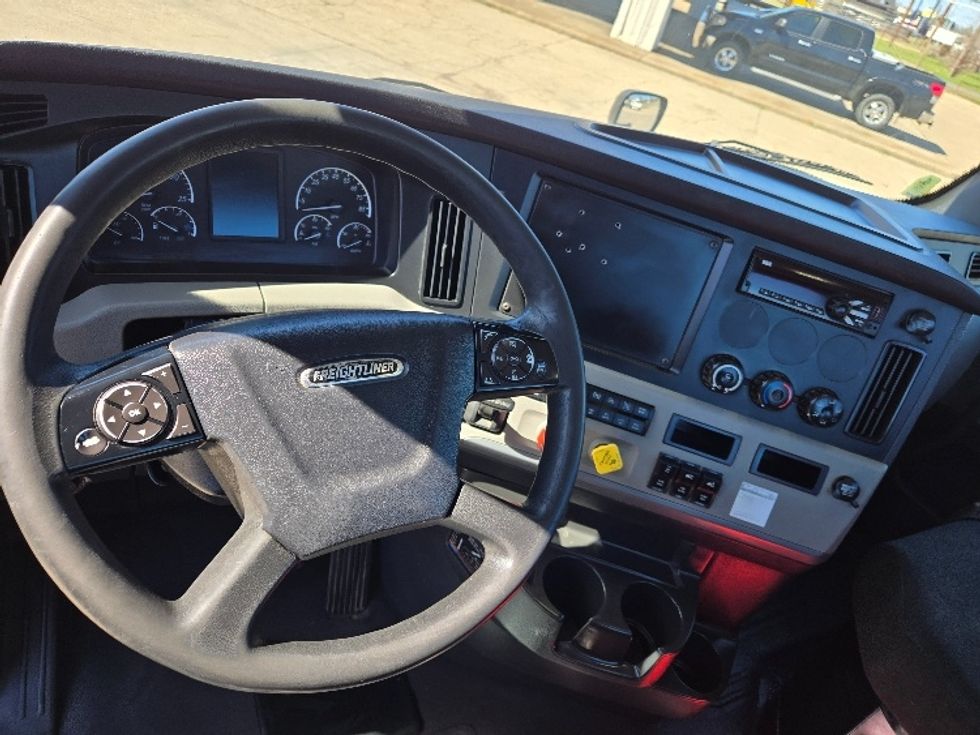 Day Cab Tractor-Heavy Duty Tractors-Freightliner-2018-T12664ST-Monroe-LA-518,806\n\t\tmiles-$ 42,500 - Image 11