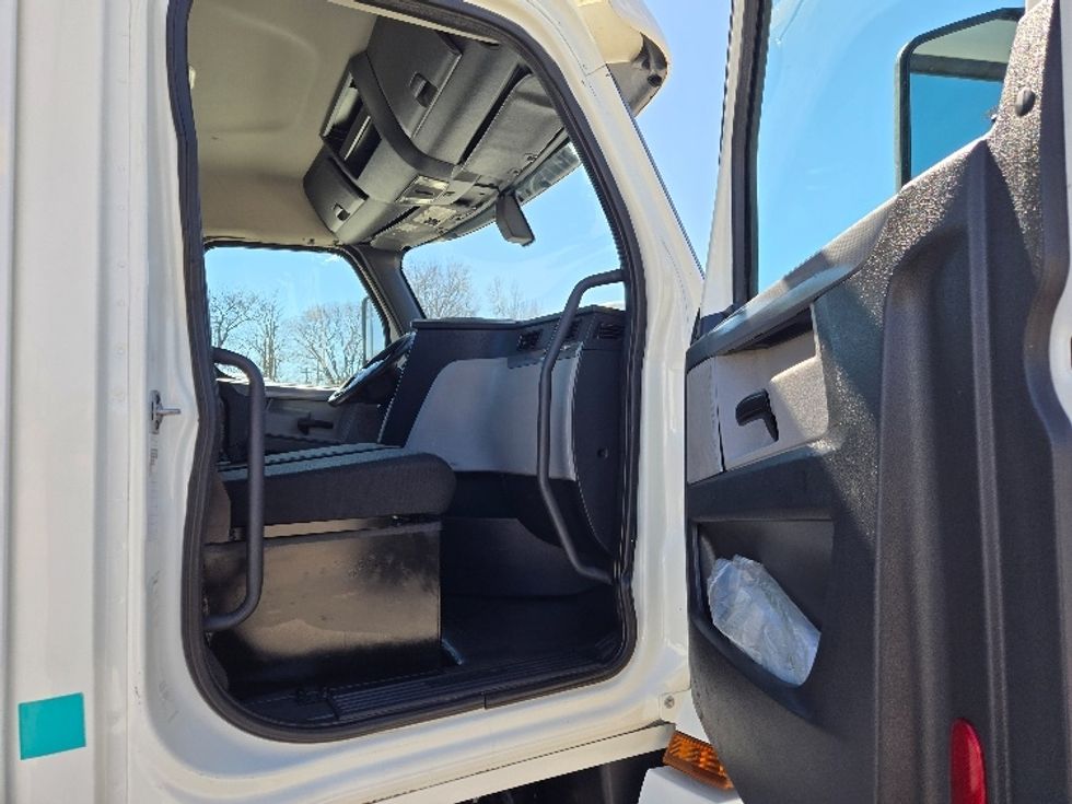 Day Cab Tractor-Heavy Duty Tractors-Freightliner-2018-T12664ST-Monroe-LA-518,806\n\t\tmiles-$ 42,500 - Image 12