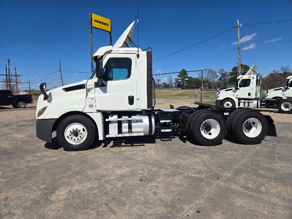 Day Cab Tractor-Heavy Duty Tractors-Freightliner-2018-T12664ST-Monroe-LA-518,806\n\t\tmiles-$ 42,500 - Image 4